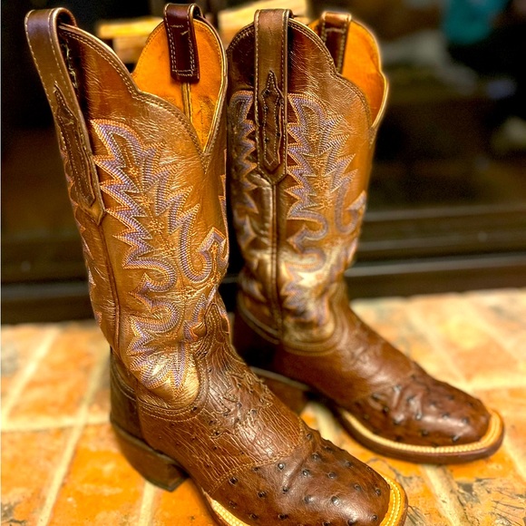 Lucchese Women’s Beautiful brown ostrich toe, copper shaft